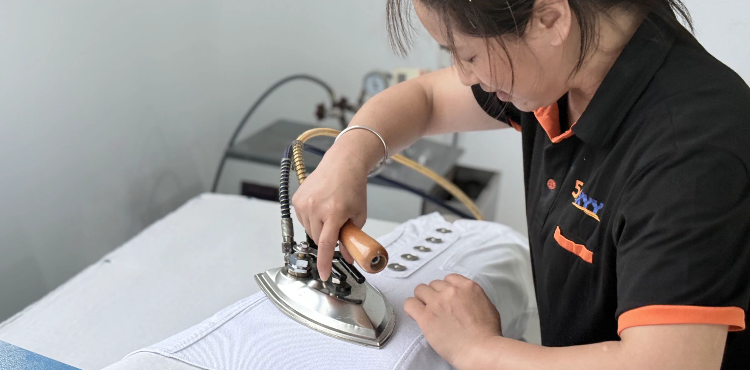新亦源工作人员进行鞋服整烫处理